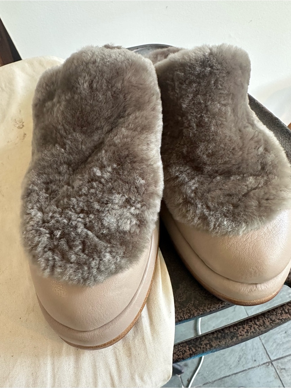 Plush Shearling-Lined Women’s Slip-On Clogs in Taupe